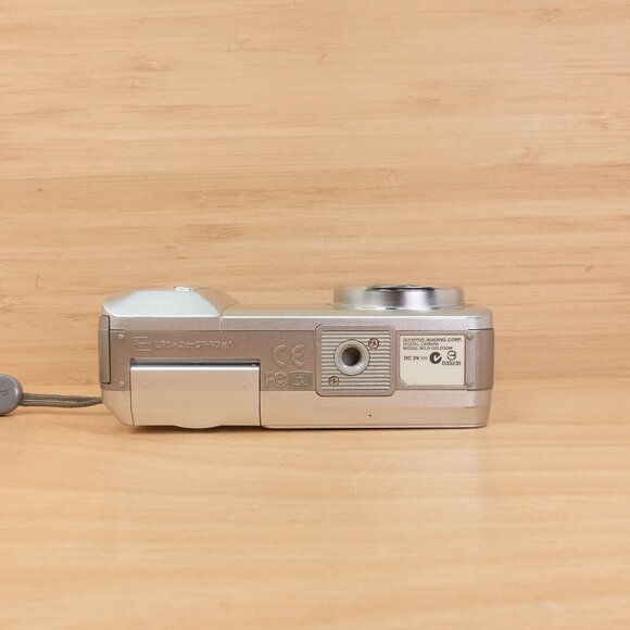 Olympus Camedia D-595 Zoom / 5MP Digital Camera / Silver - Picture 6 of 8